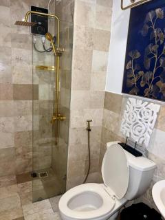 Condo Near Airport Okada MOA w/ 60 inch smart TV - Manila - 4