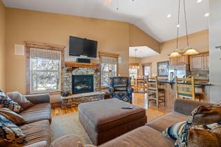 New! Black Bear Inn - Pet friendly - trailer parking - walk to lake - rustic - 9