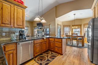 New! Black Bear Inn - Pet friendly - trailer parking - walk to lake - rustic - 8
