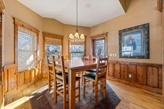 New! Black Bear Inn - Pet friendly - trailer parking - walk to lake - rustic - Donnelly - 6