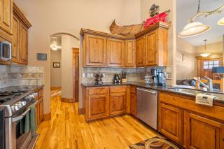 New! Black Bear Inn - Pet friendly - trailer parking - walk to lake - rustic - Donnelly - 4
