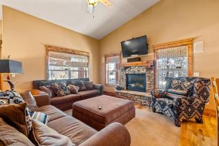 New! Black Bear Inn - Pet friendly - trailer parking - walk to lake - rustic - Donnelly - 2