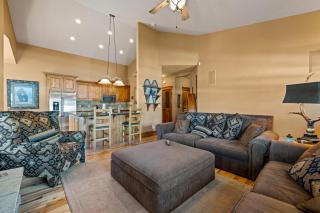 New! Black Bear Inn - Pet friendly - trailer parking - walk to lake - rustic - Donnelly - 1