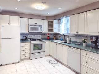 Entire house with Park parking in large backyard - Richmond Hill - 6