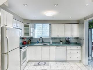 Entire house with Park parking in large backyard - Richmond Hill - 5