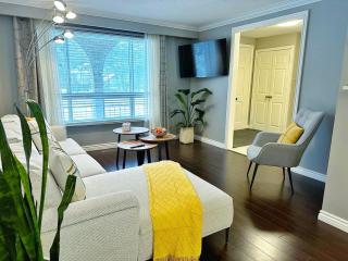 Entire house with Park parking in large backyard - Richmond Hill - 9