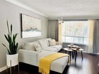 Entire house with Park parking in large backyard - Richmond Hill - 0