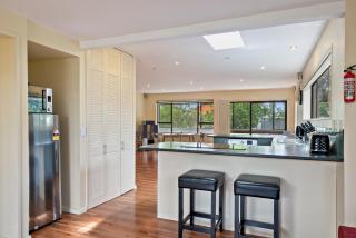 Relax on Queens - Waikanae Beach Holiday Home - Waikanae - 6