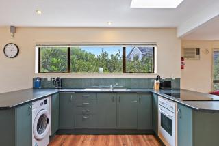 Relax on Queens - Waikanae Beach Holiday Home - Waikanae - 5