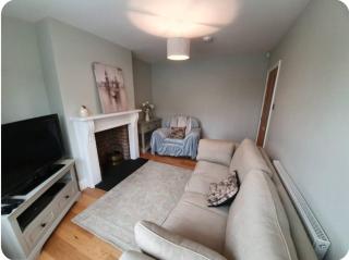 Spacious 3-Bed Home in York Free Parking Sleeps 5 - 7