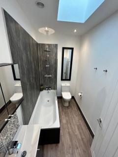 House - Sleeps 6 Pet Friendly & Courtyard - 6