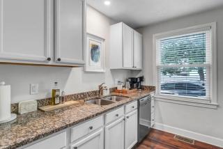 Modern 2 BR Condo - 2 block from San Marco - 5