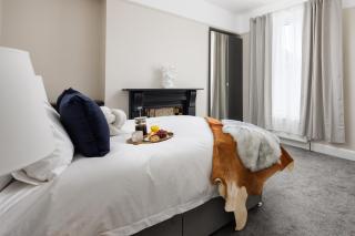 The Executive - Central Plymouth House - Sleeps 8 - Habita Property - Plymouth - 1