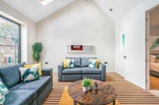 Tottenham- Exquisite 4-Bed Retreat with Ping Pong and Pool - Sleeps 7, Free Parking, Contractors & Long Stays Welcome - 7