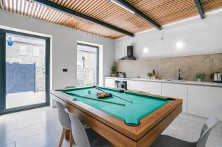 Tottenham- Exquisite 4-Bed Retreat with Ping Pong and Pool - Sleeps 7, Free Parking, Contractors & Long Stays Welcome - 1