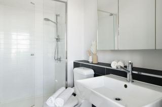 A Modern 2BR Apt with Harbour Views FREE Parking - 1