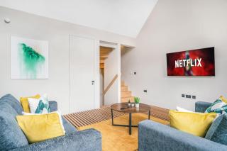 Tottenham- Exquisite 4-Bed Retreat with Ping Pong and Pool - Sleeps 7, Free Parking, Contractors & Long Stays Welcome - 4