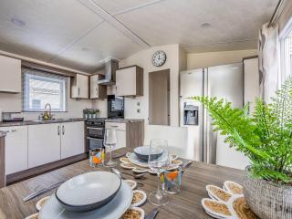 Charming Chalet at Lakeside Park - Pass the Keys - 5