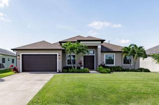 Great Location, Minutes to the Beach, Two Heated pools , sleeps 17! - Pelican Junction - Roelens - Cape Coral - 7