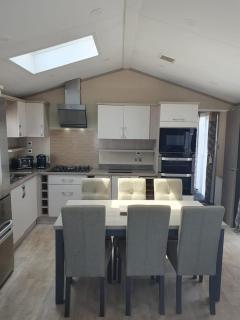 Modern Caravan With Beautiful Seaviews In Suffolk! Ref 90023Sv - 8