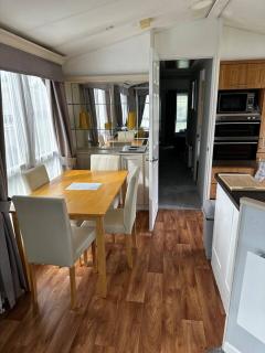 2 bedroom caravan, sea views, parking - Eastchurch - 1