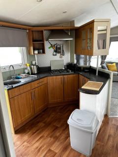 2 bedroom caravan, sea views, parking - Eastchurch - 2