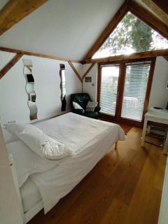 Prestwick Oak Sleeps 8 Main House with Separate Oak Framed Barn Studio Rural - Chiddingfold - 3