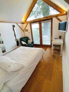 Prestwick Oak Sleeps 8 Main House with Separate Oak Framed Barn Studio Rural - Chiddingfold - 2