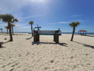 Four Palms Unit C, 500ft to Beach, Walk 2 Casinos! - 2