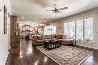 Beautiful relaxing private villa next to a pond smart home and Traeger Grill - Overland Park - 1
