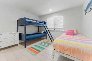 * Large Updated Waterfront Delta Manor Boat Dock * - 2