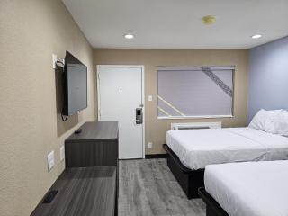 Super 8 by Wyndham Big Spring - 1