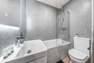 Potters Bar - FREE Parking - Private Bathroom - Netflix - 4 mins walk to station - 20 mins DIRECT TRAINS TO LONDON - Potters Bar - 4