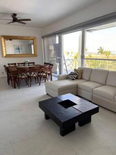 Amplio PH con club de playa privado - 0