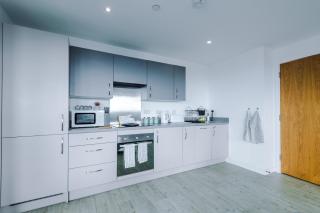 Stylish Apartment, Sleeps 6, Pool Table, Smart TVs, Parking available - Manchester - 4