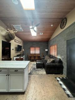 Cozy Cabin in the Pines! Close to the Polar Express, Grand Canyon & Bearizona - 4