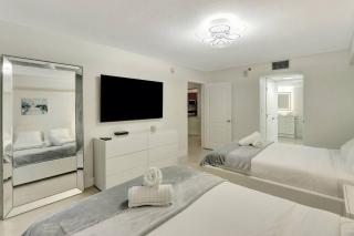 Lux 1B condo with XL Balcony, Pool, Gym & Games - 3