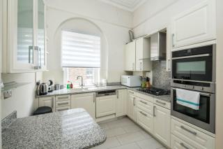 Four Beds by the Station - 9