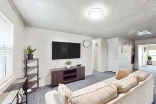 4BR with Pool Table and WFH Desk, Near Fishing Pond - 0