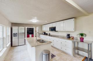 4BR with Pool Table and WFH Desk, Near Fishing Pond - 4