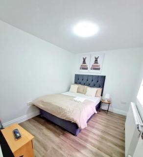 Modern 2 Bedroom Apartment - Basildon - 7