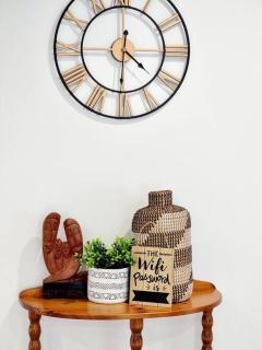 5-Bedroom House: Ensuite, Netflix, Prime Location - 3