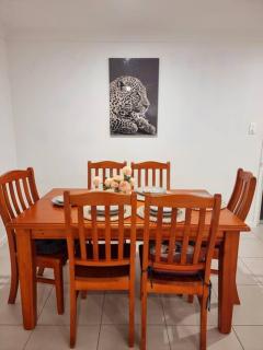 5-Bedroom House: Ensuite, Netflix, Prime Location - 5