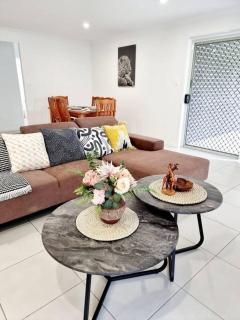 5-Bedroom House: Ensuite, Netflix, Prime Location - 9