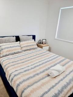 5-Bedroom House: Ensuite, Netflix, Prime Location - 2