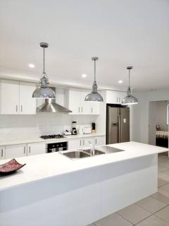 5-Bedroom House: Ensuite, Netflix, Prime Location - 8