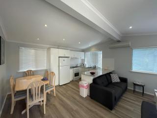 Budgie Smuggler - Cabin 96 Geographe Bay Holiday Park - Broadwater - 9