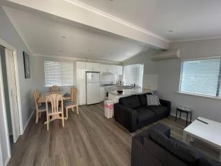 Budgie Smuggler - Cabin 96 Geographe Bay Holiday Park - Broadwater - 5