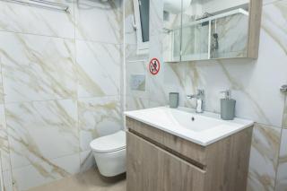 Charming Urban Oasis 1BR Apt near Megaro Mousikis - Atene - 7