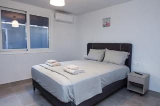 Charming Urban Oasis 1BR Apt near Megaro Mousikis - Atene - 4
